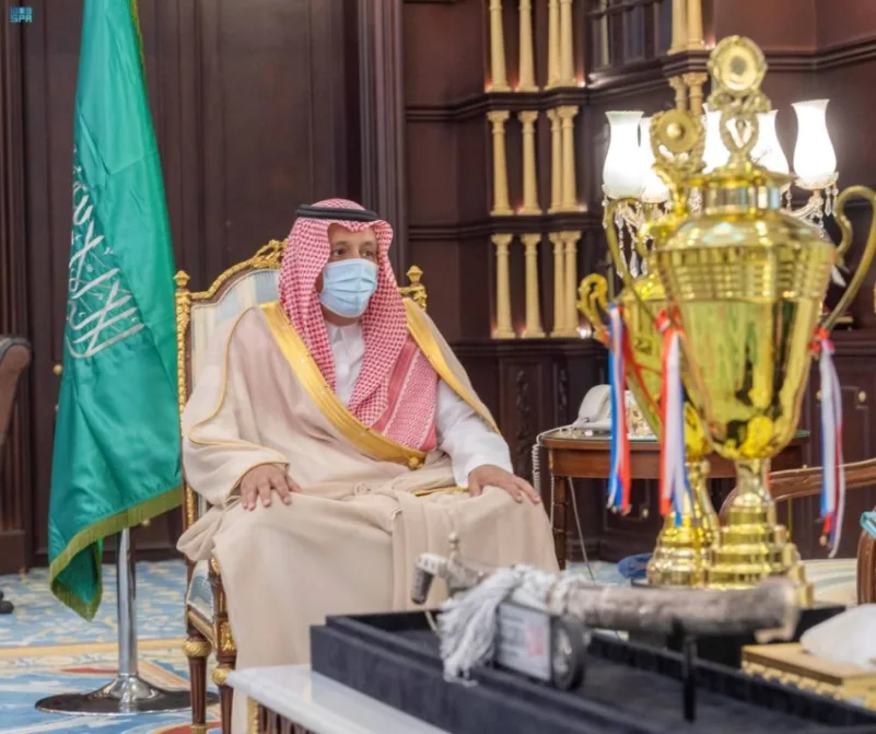 حسام بن سعود يكرم إدارة ولاعبي نادي الباحة لذوي الإعاقة