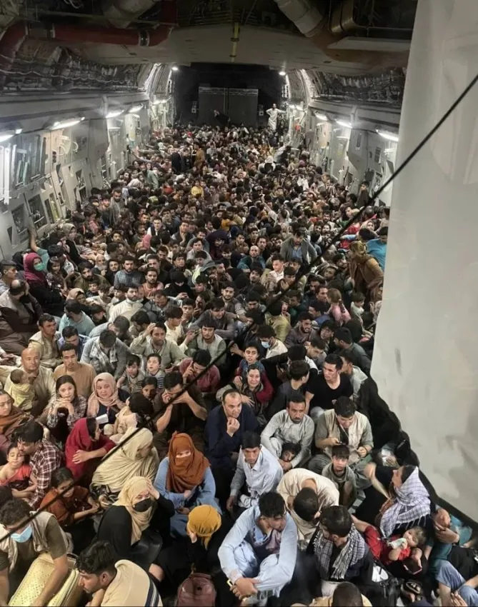 صورة متداولة.. مئات الأفغان داخل طائرة شحن أميركية أثناء هروبهم من أفغانستان بعد سيطرة طالبان عليها