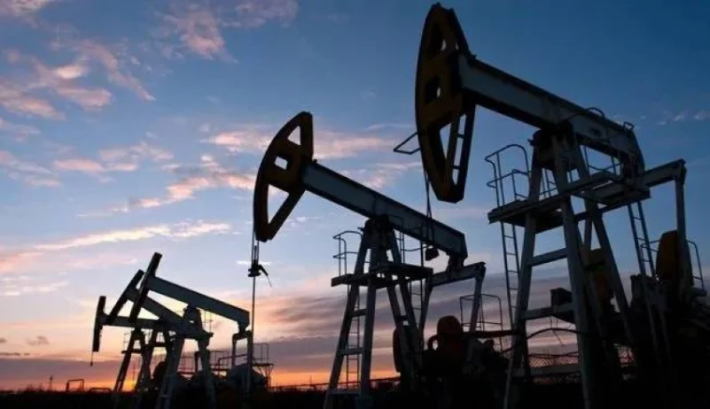 النفط يعوض خسائره ويرتفع 3.5%