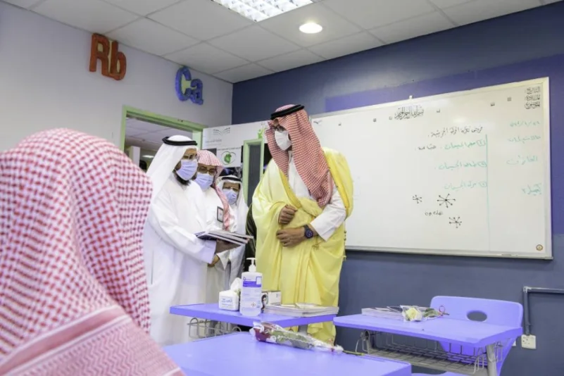 سعود بن خالد يقف على انطلاق العام الدراسي بمدارس المدينة المنورة