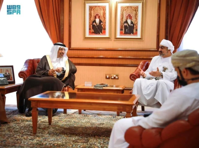 الفالح يبحث مع رئيس محافظي البنك المركزي بسلطنة عمان سبل التعاون