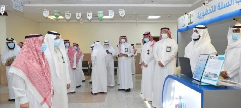 رئيس جامعة الملك عبدالعزيز يقف على تطبيق الإجراءات الاحترازية