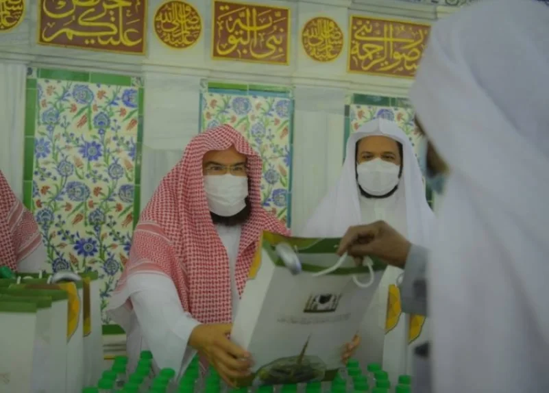 السديس يُشارك في توزيع الهدايا على زوار المسجد النبوي الشريف