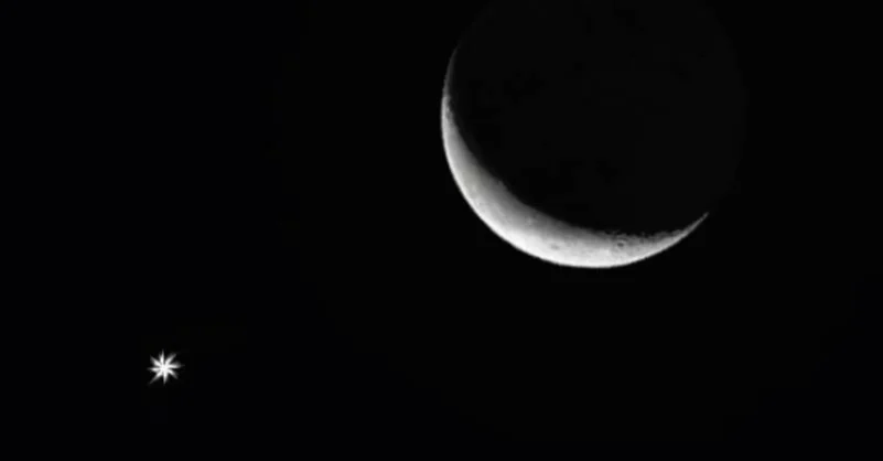 فلكية جدة : هلال القمر يقترن بالتوأمين قبل شروق الجمعة