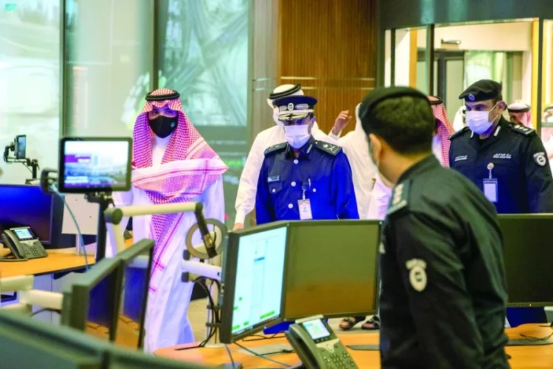 عبدالعزيز بن سعود يزور مركز القيادة الوطني بقطر