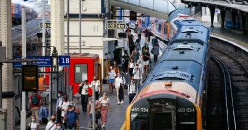 مترو لندن يشهد أعلى معدل ازدحام مع عودة المدارس
