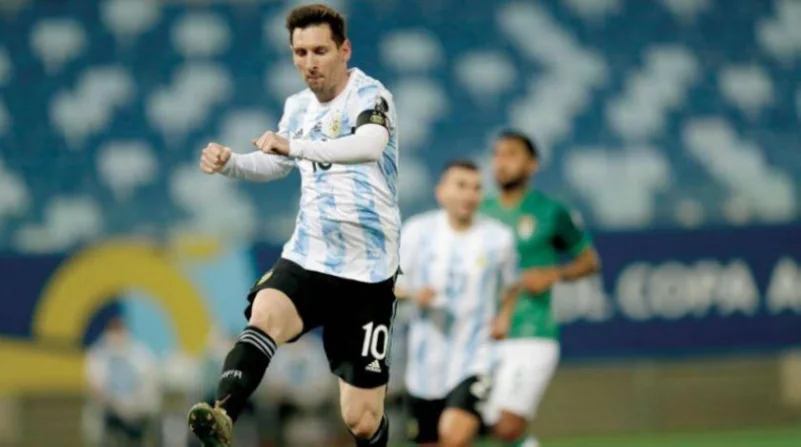 "لقطة طريفة"الحكم واللاعبون يبحثون عن الكرة في مباراة الأرجنتين وبوليفيا