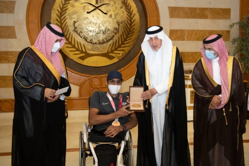 الفيصل يكرم أبطال مملكة "الإنسان السعودي"