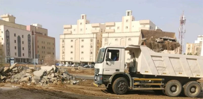 إزالة مخلفات بناء من 17 موقعاً بأحياء جدة
