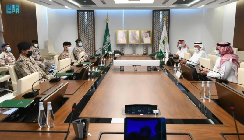 الربيعة يستعرض منجزات "سلمان للإغاثة" لقائد القوات البرية الإماراتية