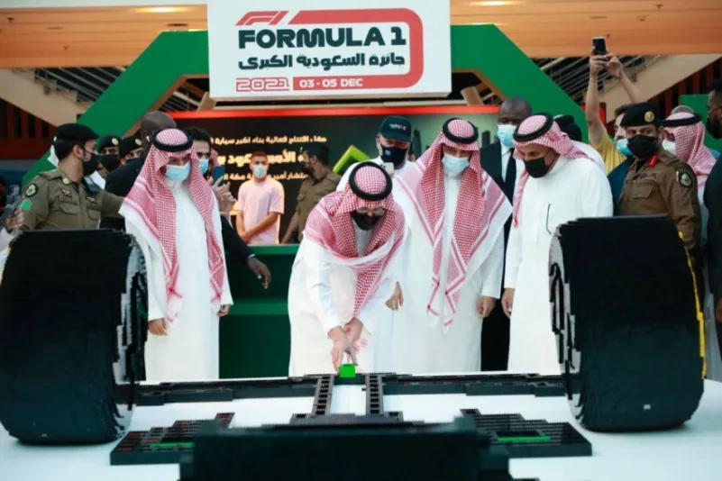 سعود بن جلوي يضع أولى قطع الليغو لبناء أكبر مجسّم فورمولا 1