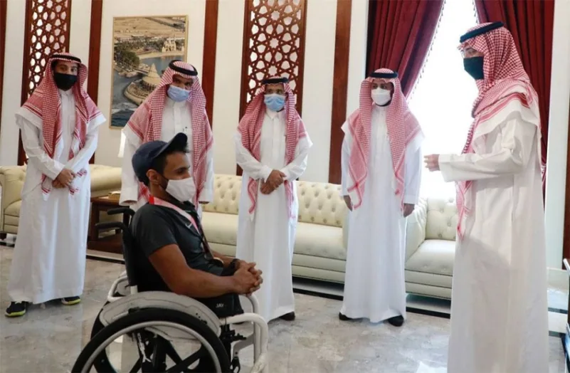 الأمير سعود بن جلوي يستقبل عبدالرحمن القرشي المُتوج ببرونزية الألعاب البارالمبية
