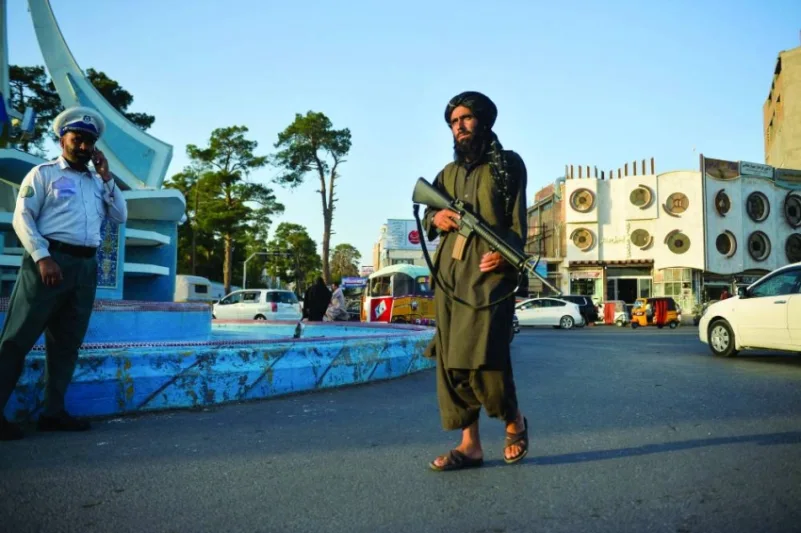 "طالبان" في مواجهة داعش واتهامات اضطهاد النساء