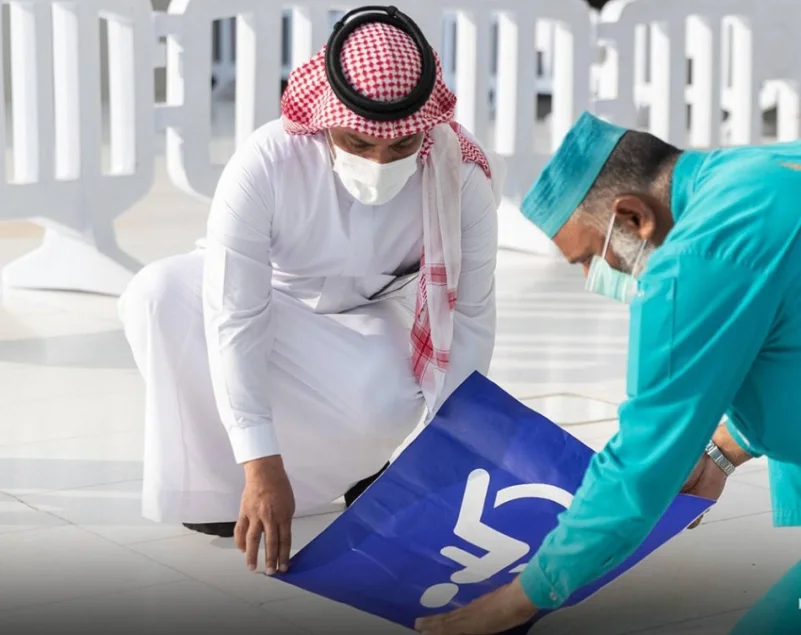 البدء في وضع مسارات لذوي الإعاقة الحركية في بعض مداخل المسجد الحرام