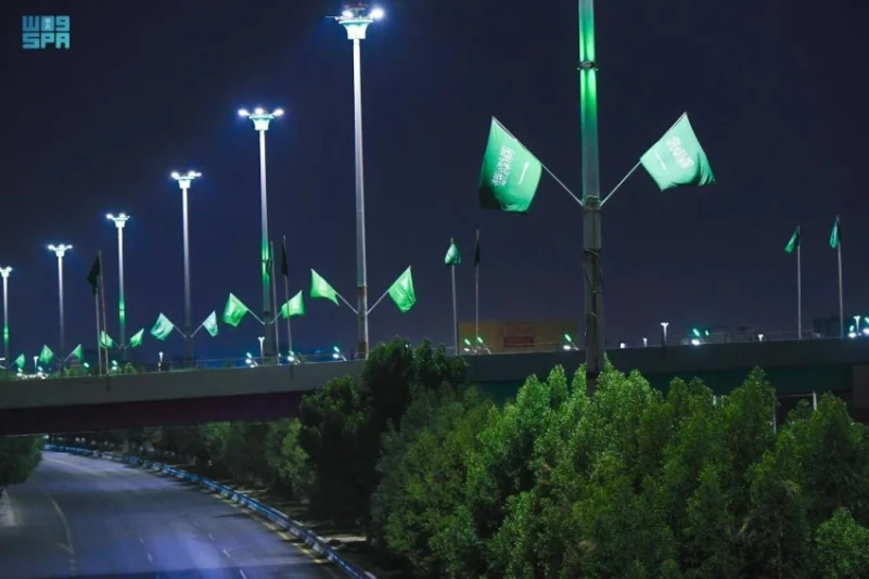 أمانة تبوك تزين الشوارع بالأعلام والإضاءة للاحتفال باليوم الوطني