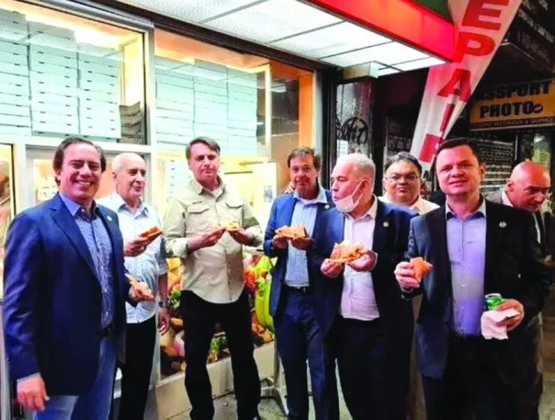 مطعم يجبر الرئيس البرازيلي على تناول «البيتزا» بالشارع