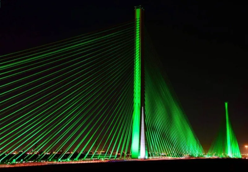 "النقل" تضيء الجسر المعلق في الرياض باللون الأخضر