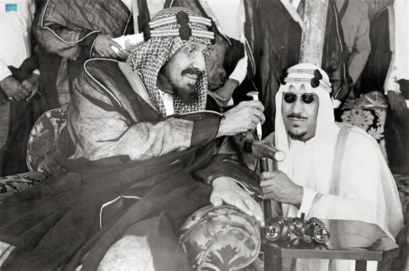 الملك عبدالعزيز يضع نواة أول قطار في المملكة قبل 74 عاماً