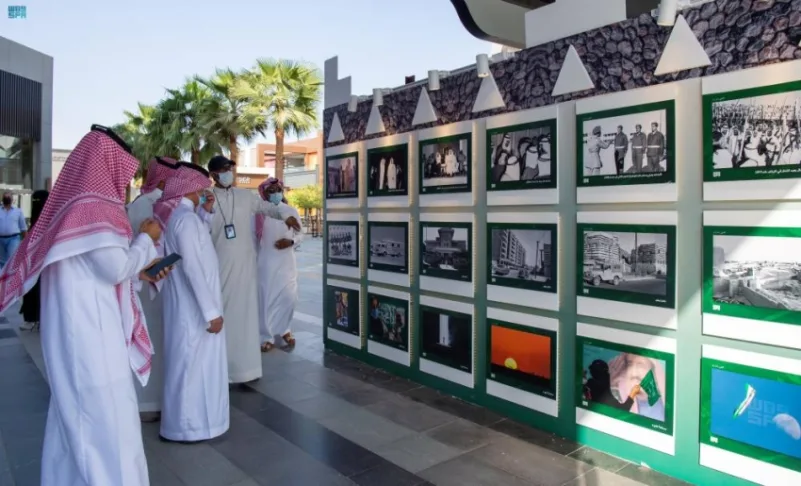 "واس" تفتتح معرضًا مصورًا في واجهة الرياض يحكي مسيرة الملوك والتطور العمراني الذي شهدته المملكة