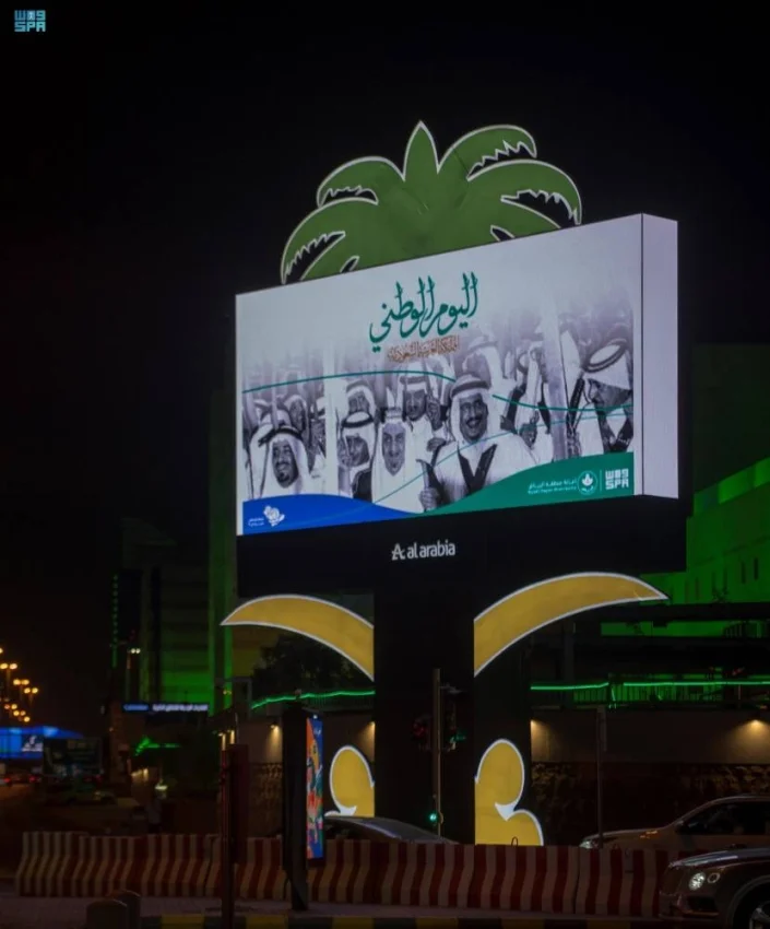 الشاشات الرقمية في الطرق الرئيسة بمدينة الرياض تضيئ بصور الملك المؤسس وأبنائه الملوك