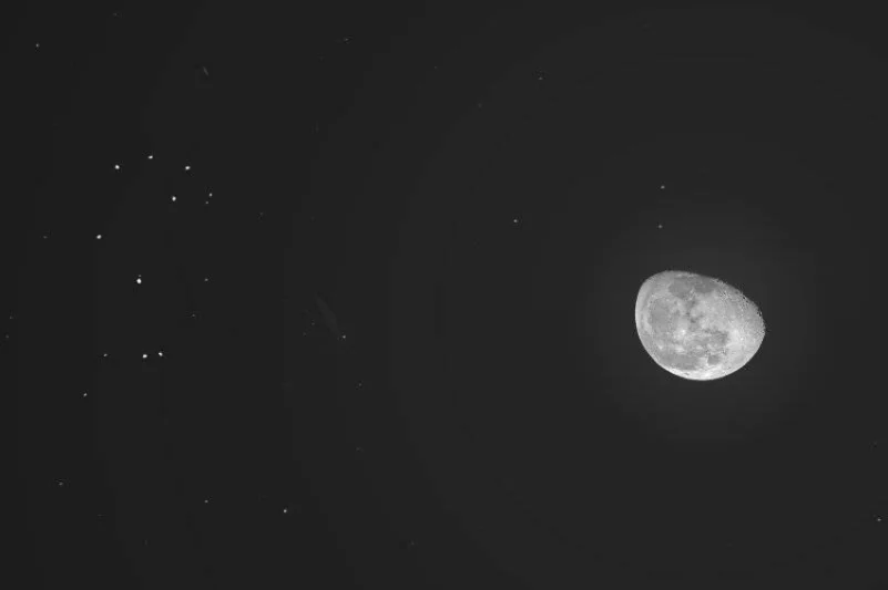 فلكية جدة: الليلة.. "القمر" يقترن بالثريا في سماء المملكة