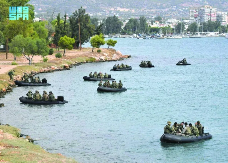 القوات البرية تستعرض كفاءتها القتالية في مناورات رباعية باليونان