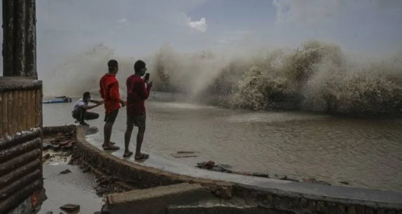 الهند: مصرع شخصين مع وصول الإعصار غولاب