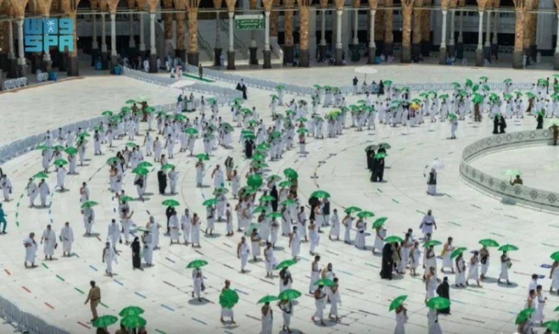 شؤون الحرمين توزيع (5000) مظلة بالمسجد الحرام