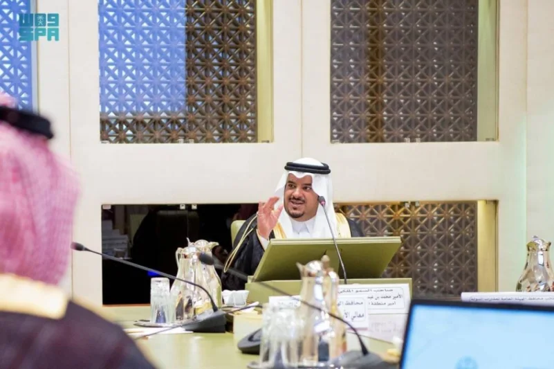 أمير الرياض بالنيابة يسلم عددًا من المواطنين وثائقهم من منصة "إحكام"