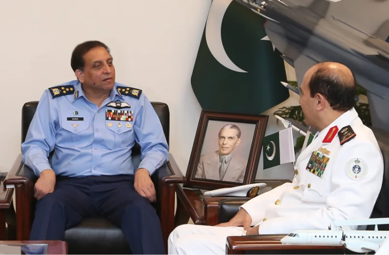 رئيس أركان القوات الجوية الباكستانية يلتقي مع قائد القوات البحرية الملكية السعودية