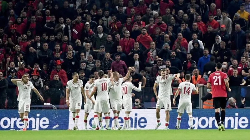 "بالزجاجات" جماهير ألبانيا تعتدي على لاعبين بولندا