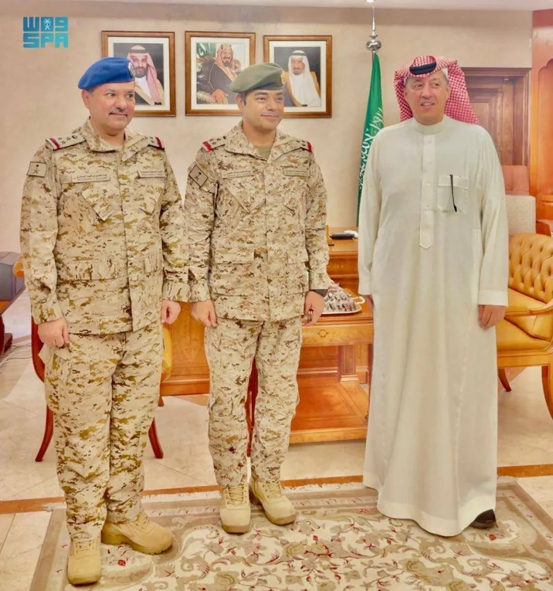 سفير المملكة لدى الإمارات يقلد مساعد الملحق العسكري بالسفارة رتبته الجديدة