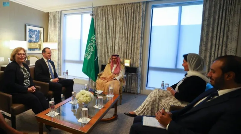 وزير الخارجية يستعرض مع وفد أمريكي جهود المملكة في دعم استقرار المنطقة