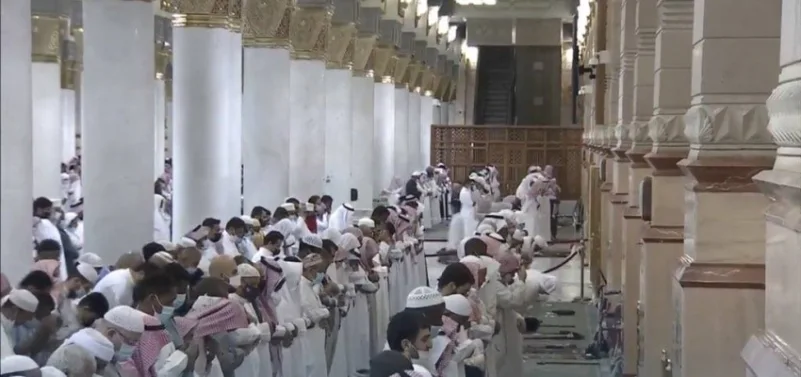 بالفيديو.. إمام "المسجد النبوي": "استوا..سووا صفوفكم..وسدوا الفرج"