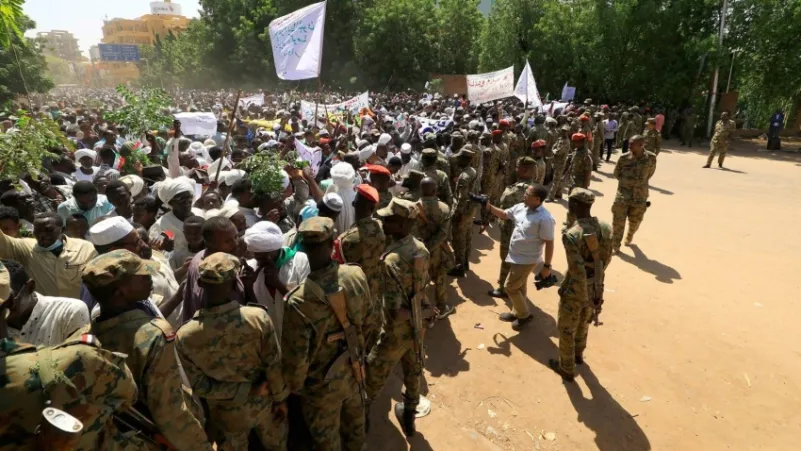 سودانيون يعتصمون لليوم الثاني للمطالبة بسلطة عسكرية