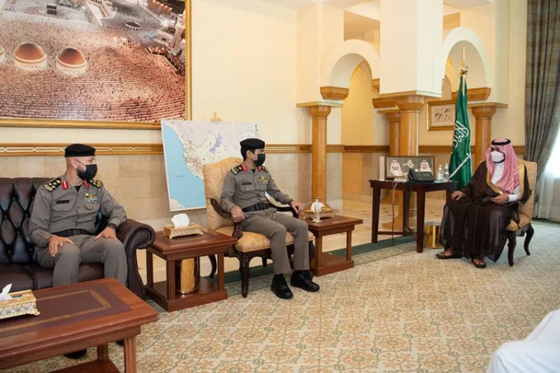 الأمير بدر بن سلطان يستقبل مدير الشرطة وقائد القوات الخاصة لأمن الطرق بالمنطقة