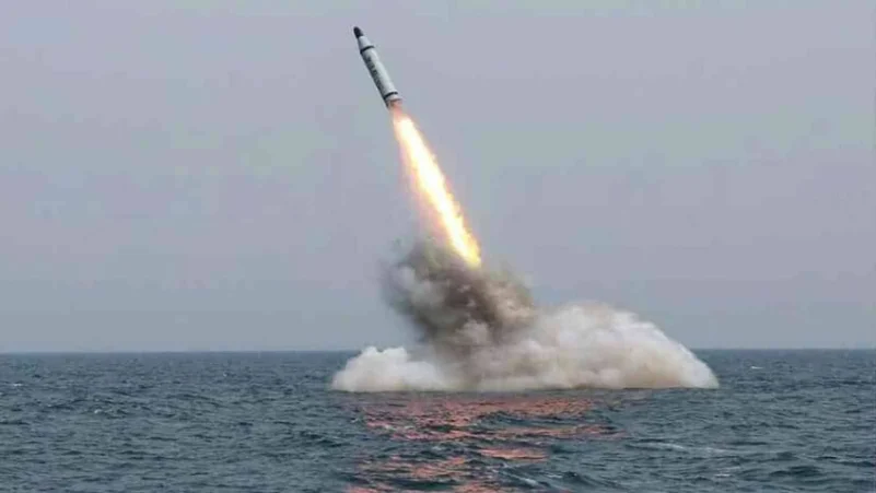 كوريا الشمالية تطلق صاروخا بالستيا جديدا من غواصة
