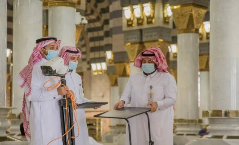 رفع أجهزة قياس الحرارة بمداخل المسجد النبوي