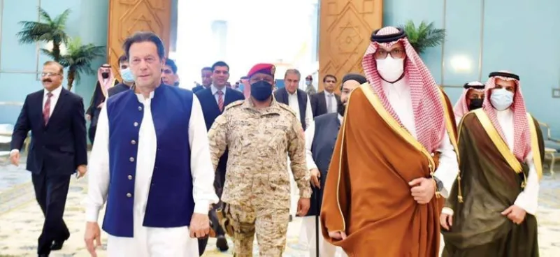 رئيس وزراء باكستان يزور المدينة