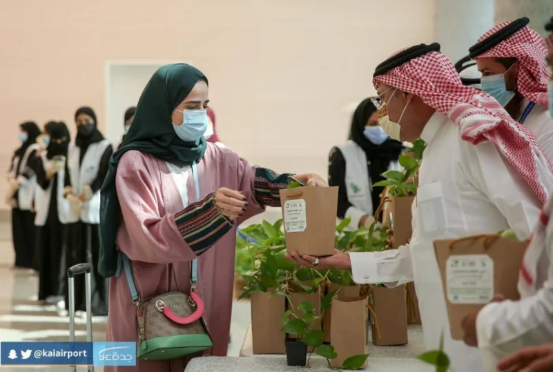 مطار الملك عبدالعزيز يوزع 15 ألف شتلة من النباتات على المسافرين