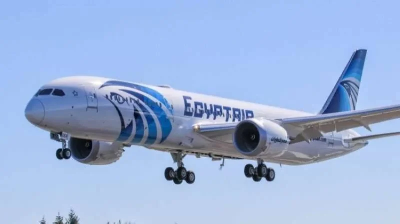 بعد رسالة تهديد.. مصر للطيران تعيد طائرة ركاب بعد إقلاعها