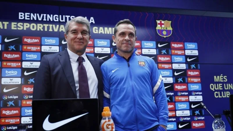 أول تصريح لرئيس برشلونة على إقالة كومان وتعيين المدرب الجديد