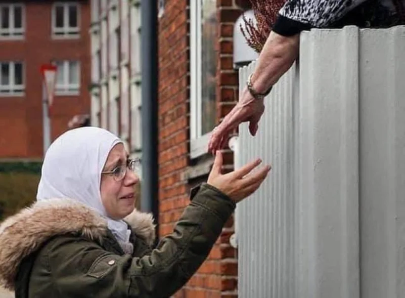 الدنمارك..صورة محزنة لسيدة تعكس معاناة اللاجئين السوريين