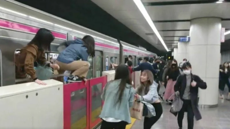 بالفيديو..لحظات رعب وهروب جماعي داخل مترو طوكيو