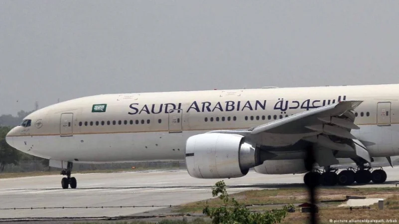 اصطدام طائرة السعودية بمطار القاهرة
