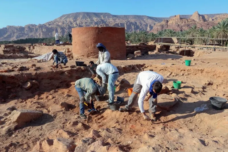 بالصور.. علماء آثار سعوديون وفرنسيون ينقبون عن ممالك منسية في جبال العلا