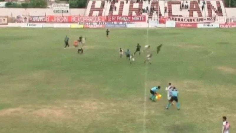 بالفيديو .. مدرب يصاب بطلق ناري خلال أثناء مباراة بالدوري الأرجنتيني