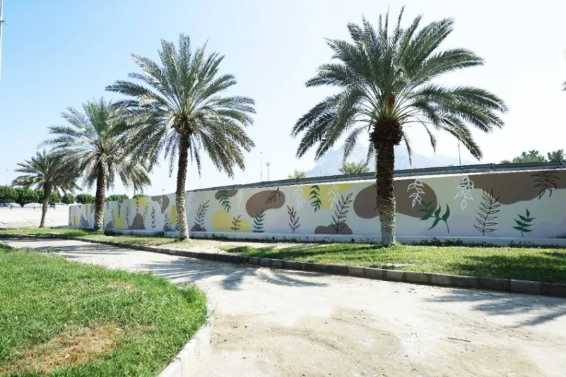 أمانة مكة تنفذ جدارية تجميلية بحديقة العدل بمشاركة المتطوعين