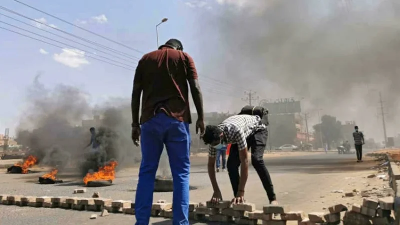 إطلاق قنابل غاز مسيّل للدموع على متظاهرين مناهضين للانقلاب في الخرطوم