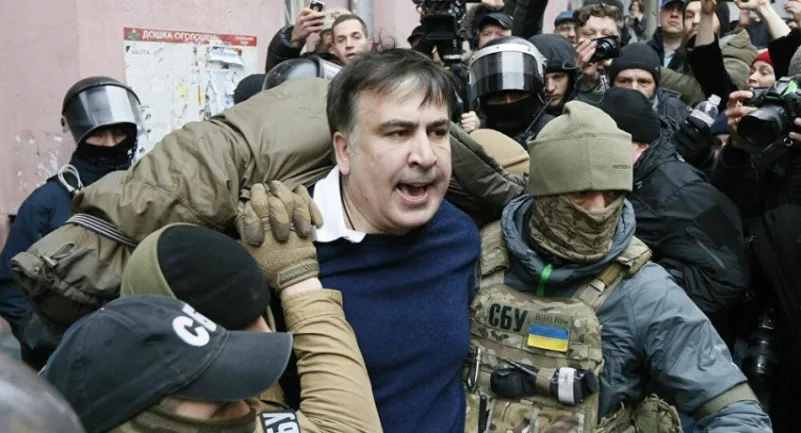 شاهد كيف يتصرف الرئيس الجورجي السابق ميخائيل ساكاشفيلي في السجن